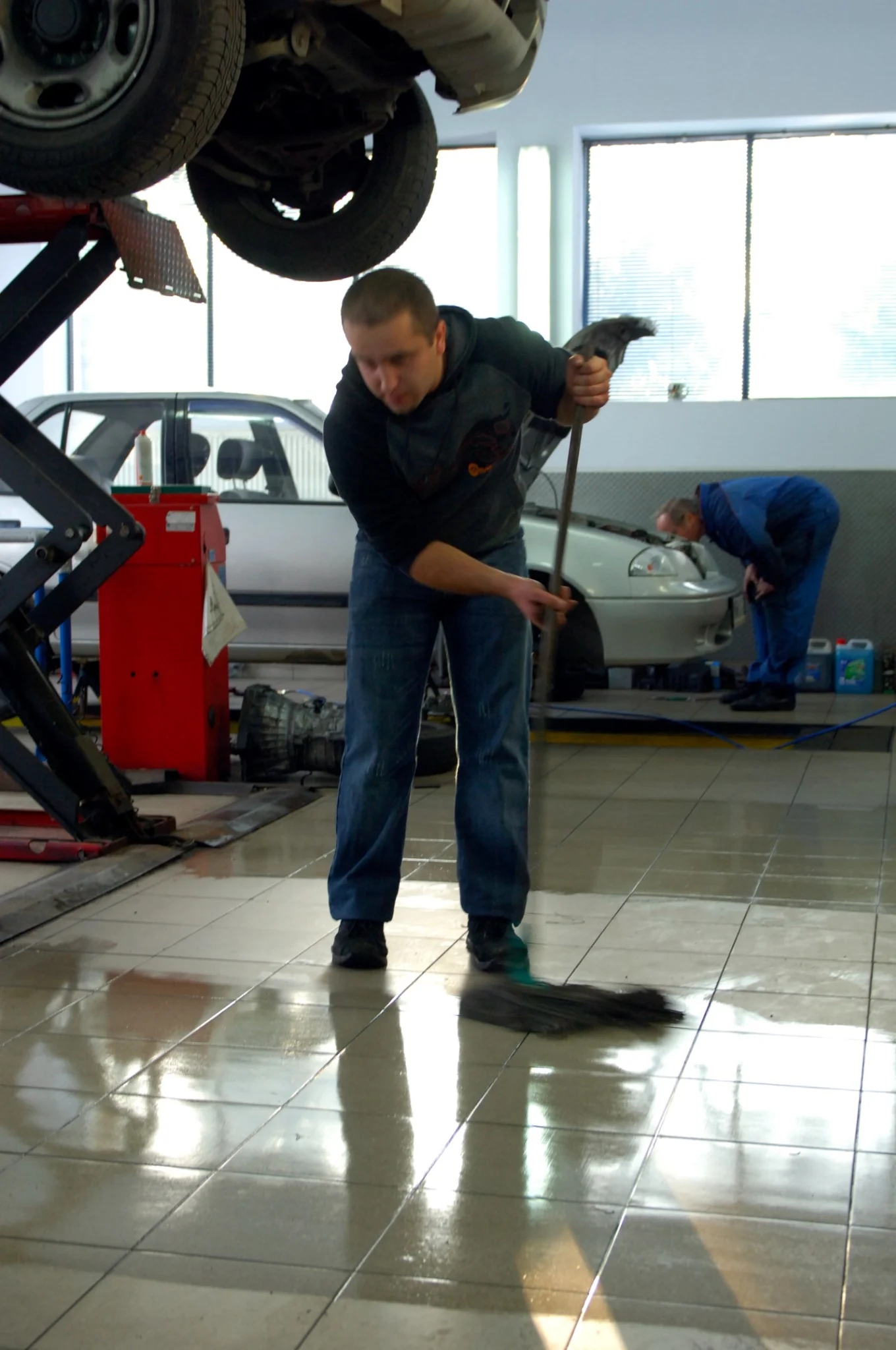 Mechanik Gadimex Warszawa podczas pracy w serwisie samochodowym Suzuki i SsangYong