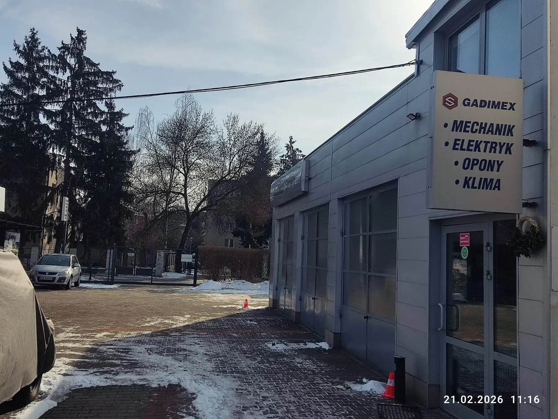 Wejście do warsztatu Gadimex Warszawa – serwis klimatyzacji, wulkanizacja i mechanika pojazdowa