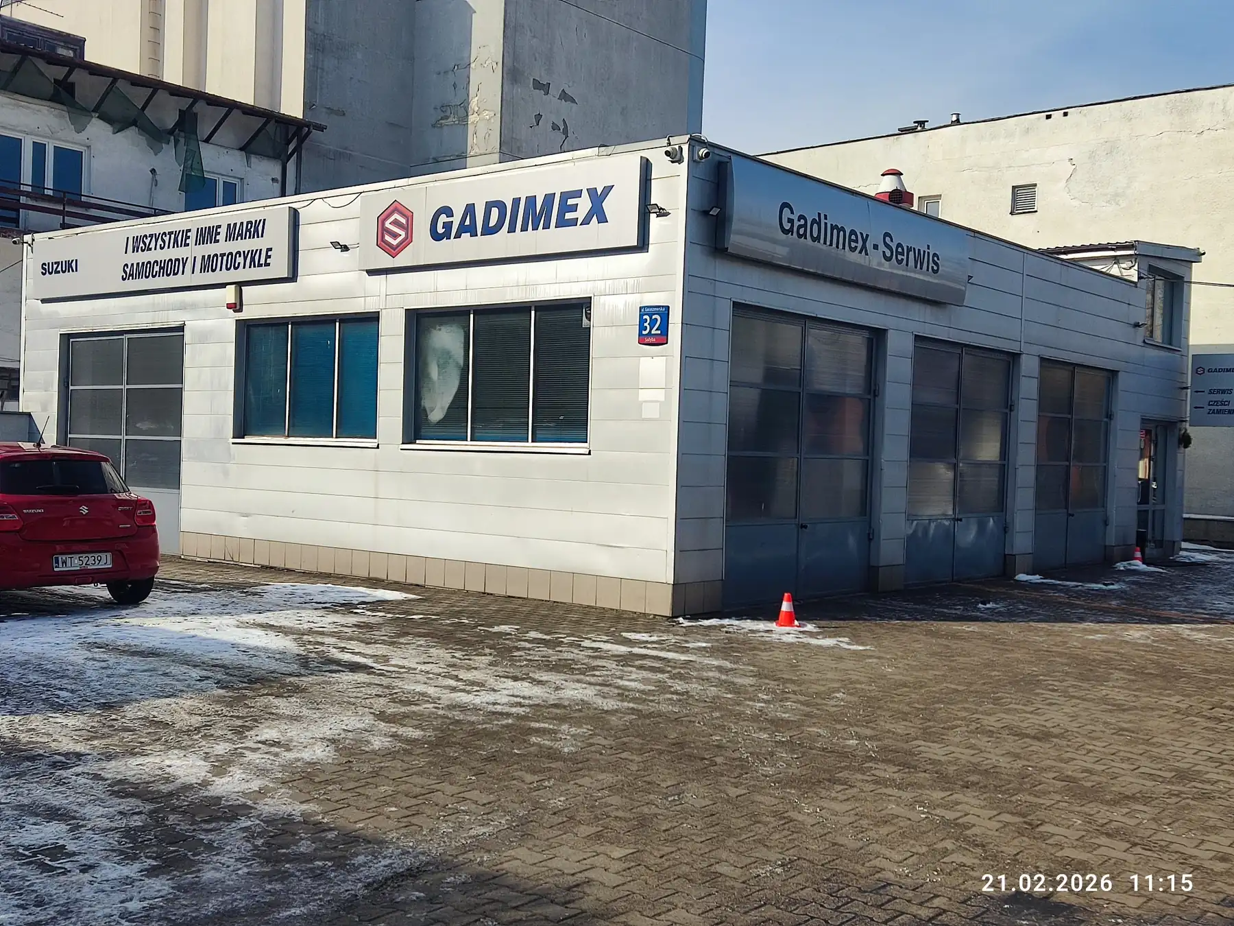 Budynek warsztatu Gadimex w Warszawie przy ul. Goraszewskiej 32 – serwis samochodowy Suzuki